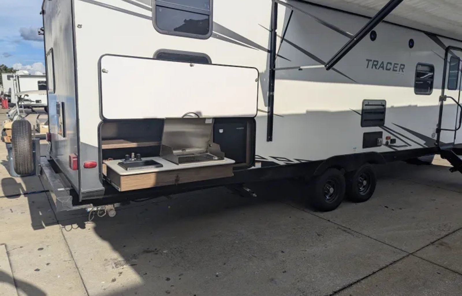 Tracer BUNK HOUSE pet /festival friendly sleeps 9