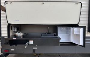 2019 Palomino Puma w Outdoor Kitchen Sleeps 10