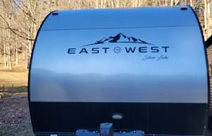 MOJO'S 32' East West