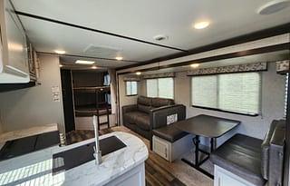 "Shelly": 28ft Bunkhouse, Pets + Film OK, Delivery