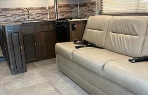 The Queen – Class C Bunkhouse, Sleeps 8