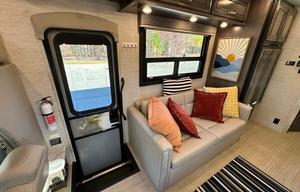 ‘Endeavor’ Loaded with Amenities + Sleeps 10!