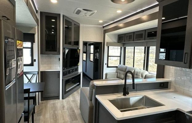 Luxury 2025 Alliance Valor 44V14 w/ 14' Garage