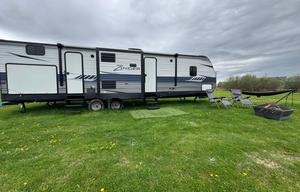Haven on wheels! 2018 Crossroads Zinger Sleeps 10+