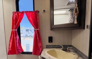 New RV. Sleeps 9! Unlimited Miles! Generator.