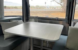 27 foot international - Power awning, Rear Hatch!