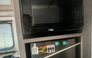 2023 Coleman 17B RV rental photo 9