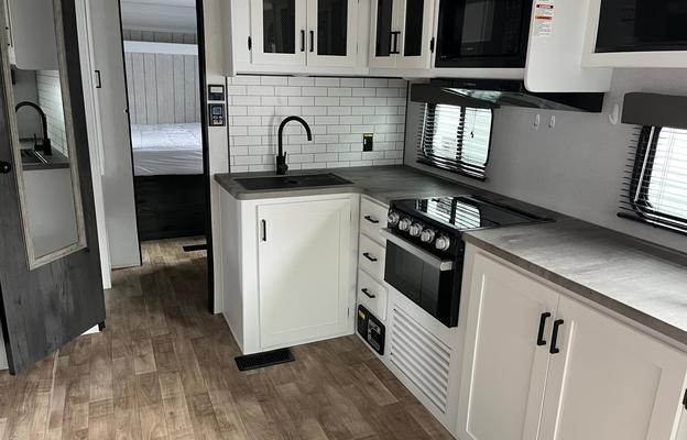 Spacious couples RV, dog friendly Hideout