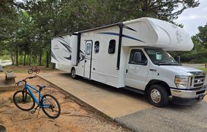 Easy to Drive Spacious RV - Only 3000 Miles on it!
