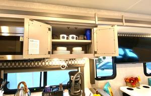 2023 Thor Motor Coach Quantum LF31 RV rental photo 8