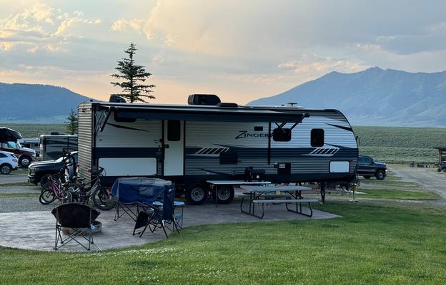 Tons of space/ sleeping option, 1600W solar system