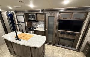 Sleeps 6 - Highland Ridge Light Spacious Trailer