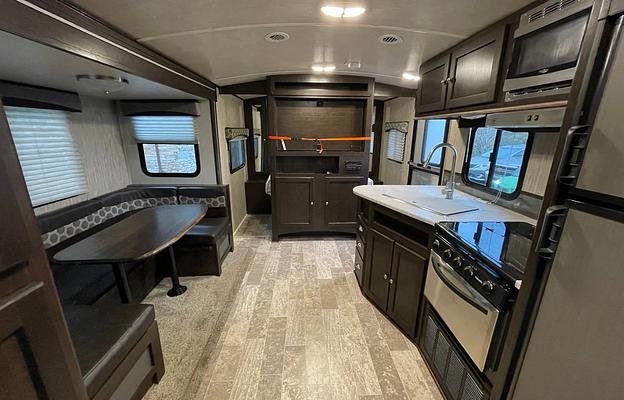 Spacious Clean 27.7' Travel Trailer w/ slide-out