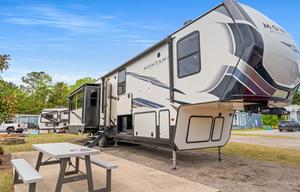 2 Brm w/a loft Coastal Adventure 5th wheel retreat