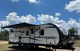 32 Ft Travel Trailer King size bed! Sleeps 8-10