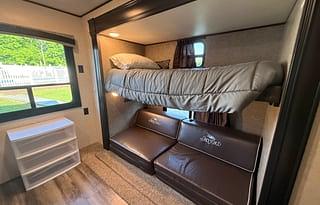 Smoky Mountain Family Bunkhouse-Sleeps 8-Delivery