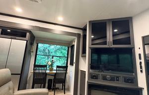 Luxury 2025 Alliance Valor 44V14 w/ 14' Garage