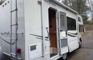 Adventure Awaits in This 2004 Thor Motor Coach!!