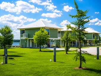 Exterior view of waterfront cabins and surrounding lawn/utility pedestals — shows the park’s cabin accommodation options (file from the property homepage).