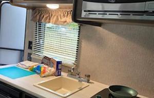 NO LIMITS! Easy tow! Sleeps 5! BUNKS!