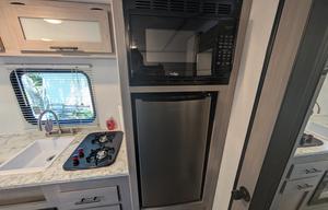 2024 Coleman Lantern 17b- Light & Easy Tow