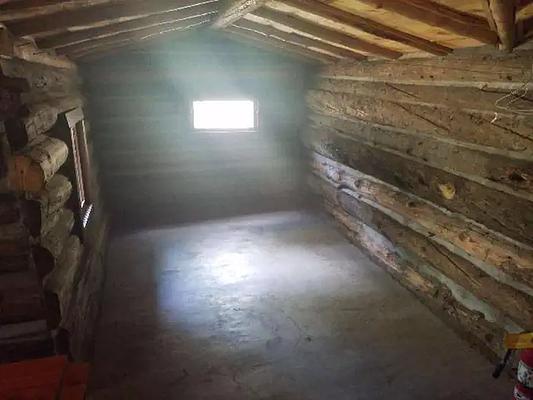 Dawson Cabin, Loop: DAWSON CABIN