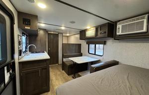 Lightweight, sleeps 6, upgrades! 400W solar system