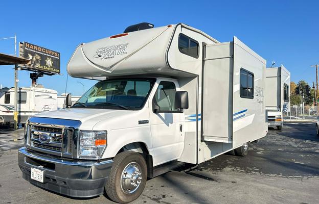 Modern Family Suite Basecamp 26'CrossTrail Class C