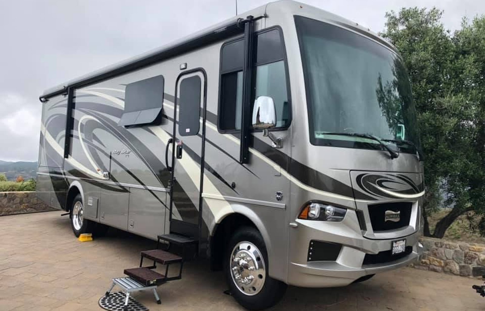2019 Newmar Bay Star - Like New!