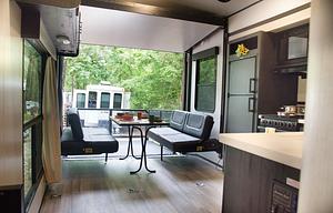 Generator / Sleeps 6  Plus / Deck (GWTX 1640)
