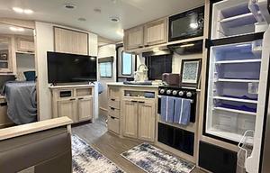 2022 Thor Shadow Cruiser- 2 Bedroom - Sleeps 10