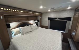 A-6 Newmar  33' , King Bed, Easy-Drive — Sleeps 5