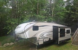 2018 Keystone RV Cougar 326RDS RV rental photo 2