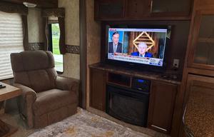 Open and Spacious 5th Wheel