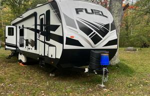 2022 Fuel 305 RV rental photo 11