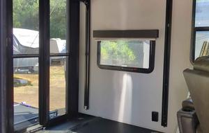 HONEST RVS – TOY Momentum Sleeps 6 fits SxS