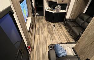 43’ toyhauler with patio and generator