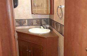 Winnebago Vista 35F (2 toilets / 1.5 bath)