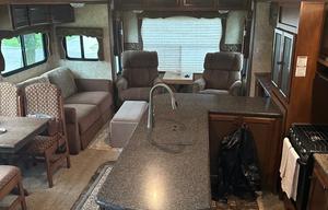 Open and Spacious 5th Wheel