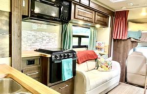 The Queen Bea: Class C 2018 Jayco Greyhawk 31FS