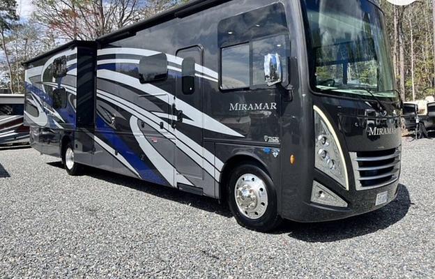 Luxury 2023 Thor Sleeps 8+