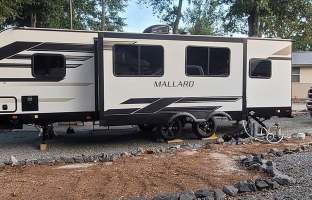 Clean & Spacious Bunkhouse Camper w/ Delivery