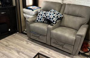 2016 Momentum 376TH RV rental photo 9