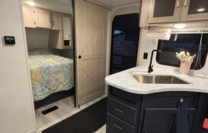 Komodo Kampers RV Rental-Avenger