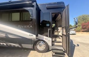 RIVIERA COACH