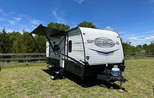 Light & Cozy Camper - Adventure Awaits!