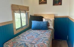 Off-grid, Renovated GLAMPING in the "Prowler"
