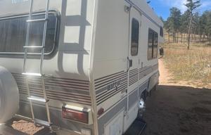 Retro 1989 Winnebago | Modern Upgrades, Sleeps 6