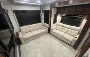 Luxury 5th wheel 2 bedrooms 1.5 baths 3 ac sleep 6