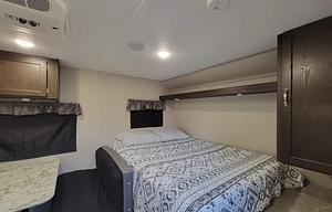 BUNKS☆Queen☆22ft☆Exit 407